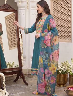 women floral embroidered regular thread work kurta with trousers & with dupatta 4