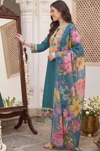 women floral embroidered regular thread work kurta with trousers & with dupatta