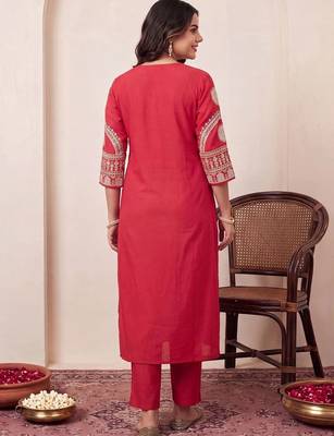 women ethnic motifs embroidered regular thread work kurta with trousers 2
