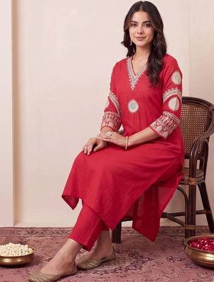 women ethnic motifs embroidered regular thread work kurta with trousers 4
