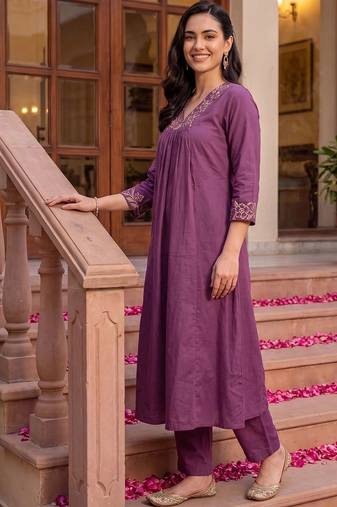 women ethnic motifs embroidered empire thread work cotton kurta with trousers