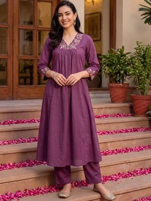 women ethnic motifs embroidered empire thread work cotton kurta with trousers 3