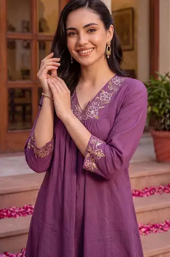 women ethnic motifs embroidered empire thread work cotton kurta with trousers
