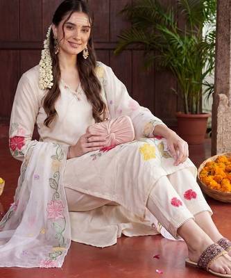 women floral embroidered regular thread work kurta with trousers & with dupatta 2