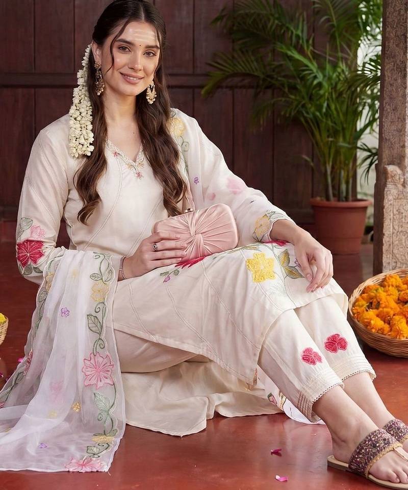 women floral embroidered regular thread work kurta with trousers & with dupatta