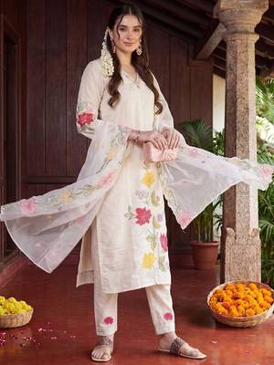 women floral embroidered regular thread work kurta with trousers & with dupatta 1