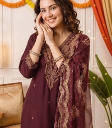 women ethnic motifs embroidered regular thread work kurta with trousers & with dupatta