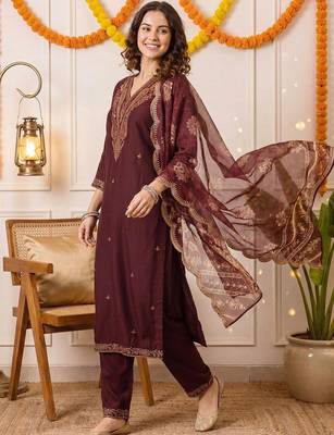women ethnic motifs embroidered regular thread work kurta with trousers & with dupatta 4