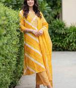 women leheriya dyed regular kurta with trousers & with dupatta