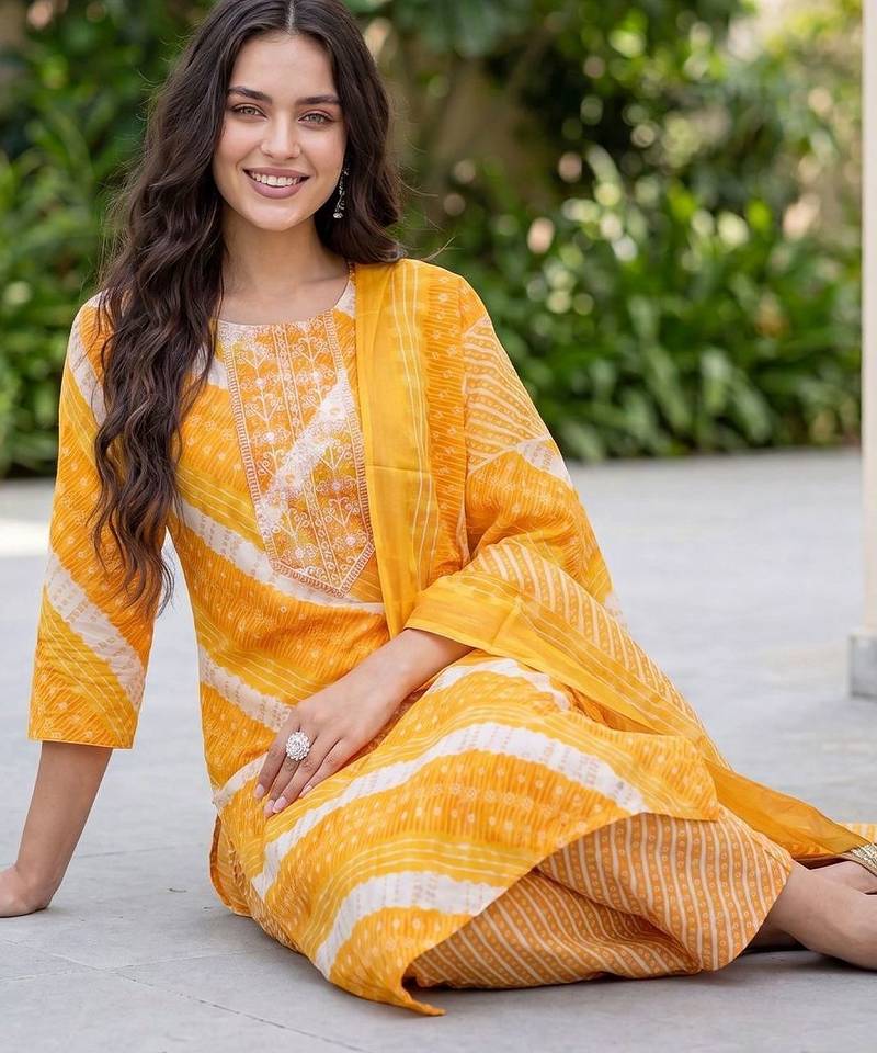 women leheriya dyed regular kurta with trousers & with dupatta