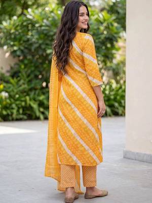 women leheriya dyed regular kurta with trousers & with dupatta 6