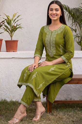 women ethnic motifs embroidered regular thread work kurta with trousers