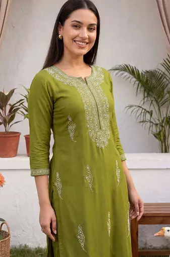 women ethnic motifs embroidered regular thread work kurta with trousers