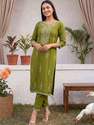women ethnic motifs embroidered regular thread work kurta with trousers 3