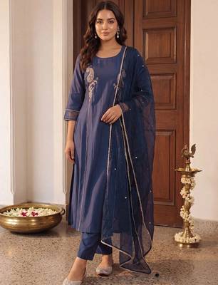 women ethnic motifs embroidered regular thread work kurta with trousers & with dupatta 4