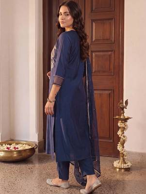 women ethnic motifs embroidered regular thread work kurta with trousers & with dupatta 6