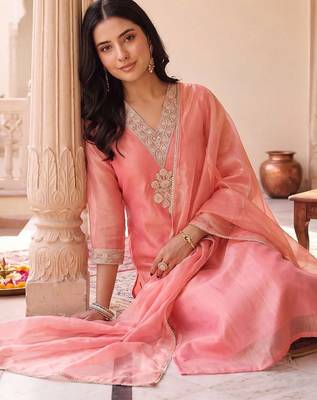 women ethnic motifs embroidered regular kurta with trousers & with dupatta 2