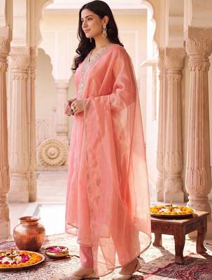 women ethnic motifs embroidered regular kurta with trousers & with dupatta 3