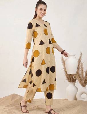 women printed regular cotton kurta with trousers 3