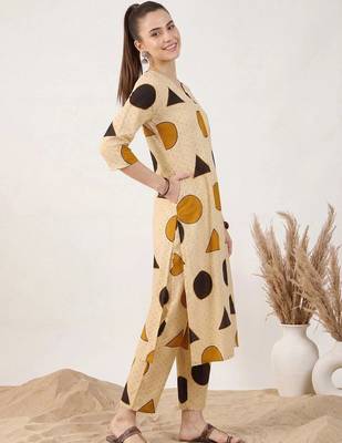 women printed regular cotton kurta with trousers 4