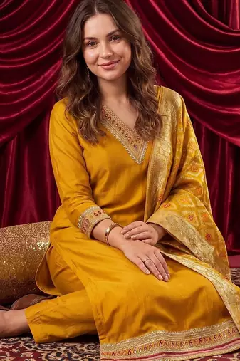 women ethnic motifs regular kurta with trousers & with dupatta