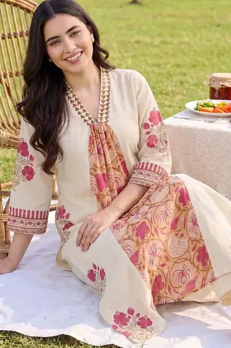 women floral printed regular cotton kurta with trousers & with dupatta
