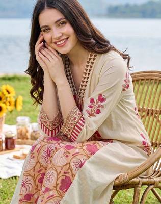 women floral printed regular cotton kurta with trousers & with dupatta 2