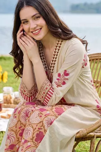 women floral printed regular cotton kurta with trousers & with dupatta