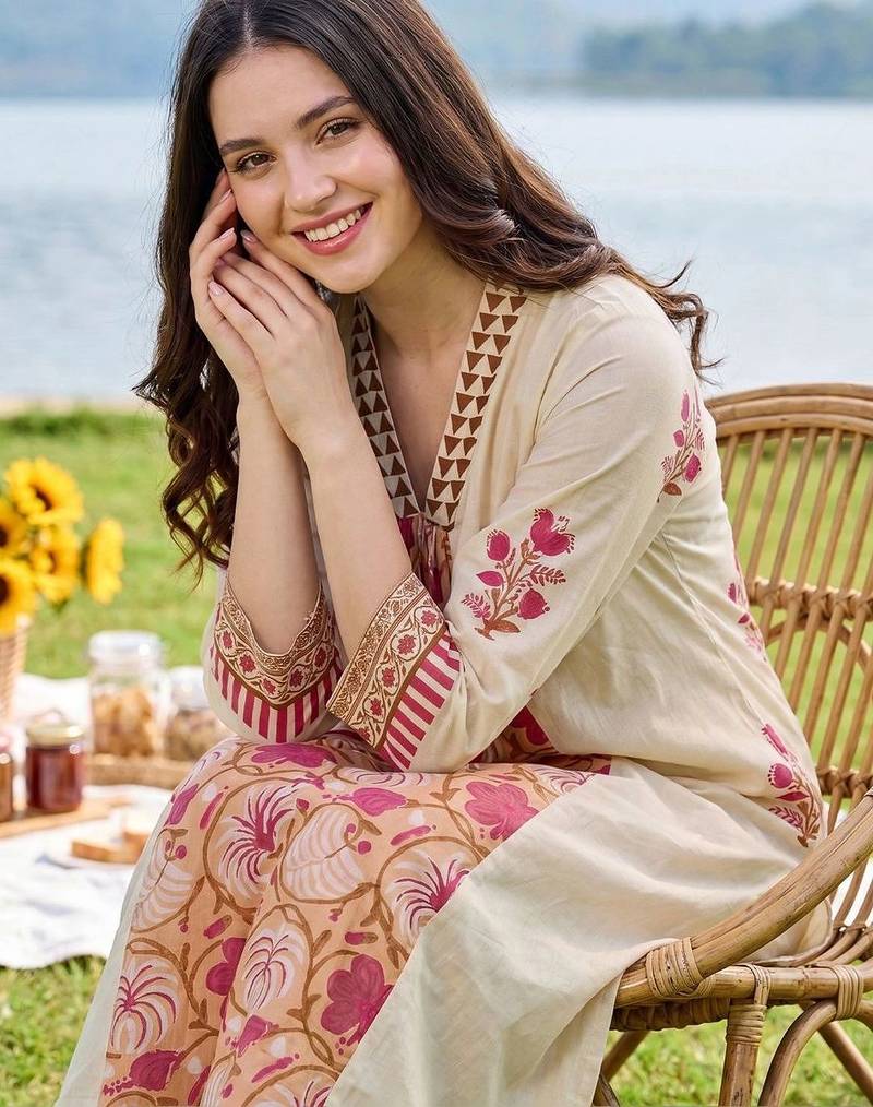 women floral printed regular cotton kurta with trousers & with dupatta