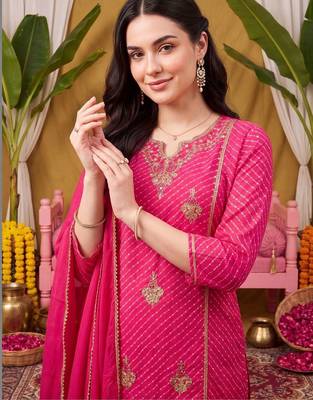 women leheriya printed regular kurta with trousers & with dupatta 3