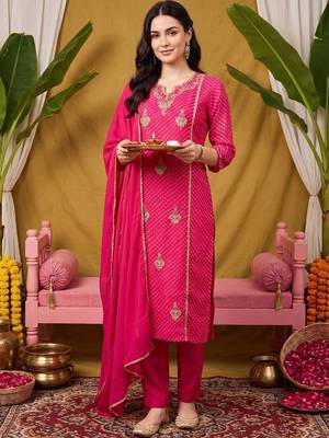 women leheriya printed regular kurta with trousers & with dupatta 6