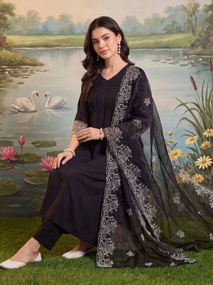 women ethnic motifs regular thread work kurta with trousers & with dupatta 2