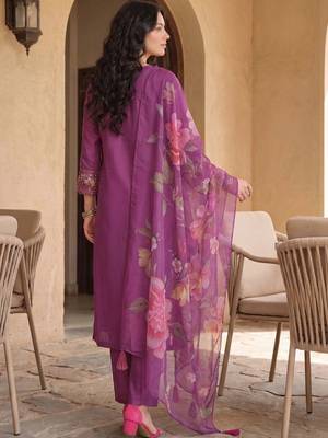 women ethnic motifs embroidered regular thread work kurta with trousers & with dupatta 4