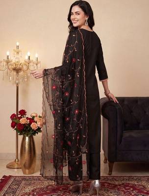 women ethnic motifs embroidered regular thread work kurta with trousers & with dupatta 4