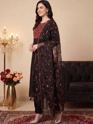 women ethnic motifs embroidered regular thread work kurta with trousers & with dupatta 6