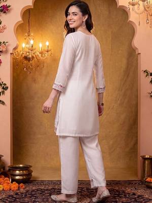 women floral embroidered regular thread work kurta with trousers 3