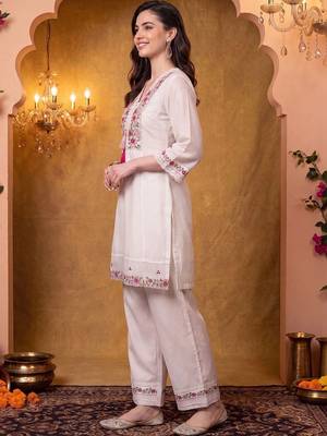 women floral embroidered regular thread work kurta with trousers 5