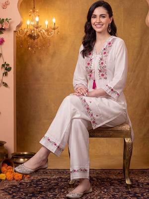 women floral embroidered regular thread work kurta with trousers 6