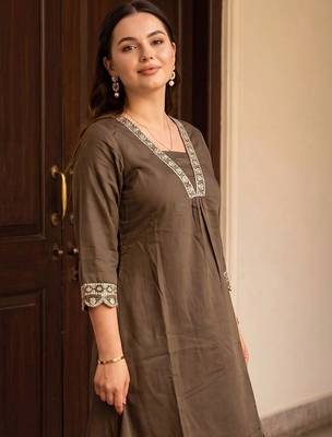 women ethnic motifs embroidered regular thread work kurta with trousers 2