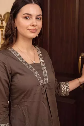 women ethnic motifs embroidered regular thread work kurta with trousers