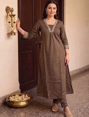 women ethnic motifs embroidered regular thread work kurta with trousers 4