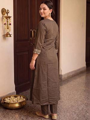 women ethnic motifs embroidered regular thread work kurta with trousers 5