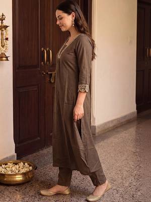 women ethnic motifs embroidered regular thread work kurta with trousers 6