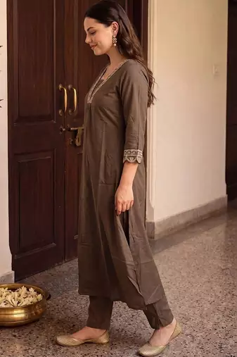 women ethnic motifs embroidered regular thread work kurta with trousers