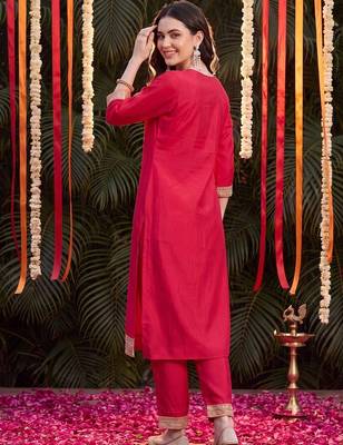 women ethnic motifs embroidered regular thread work kurta with trousers 5