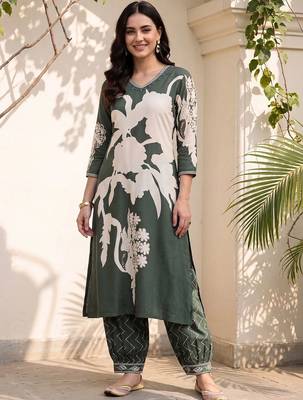 women floral printed regular kurta with trousers 6