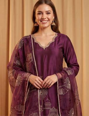 women ethnic motifs embroidered regular kurta with trousers & with dupatta 2