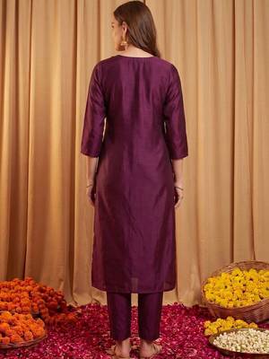women ethnic motifs embroidered regular kurta with trousers & with dupatta 4