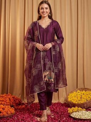 women ethnic motifs embroidered regular kurta with trousers & with dupatta 6