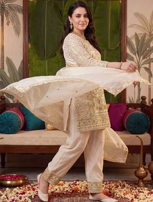 women floral embroidered regular kurta with trousers & with dupatta 2